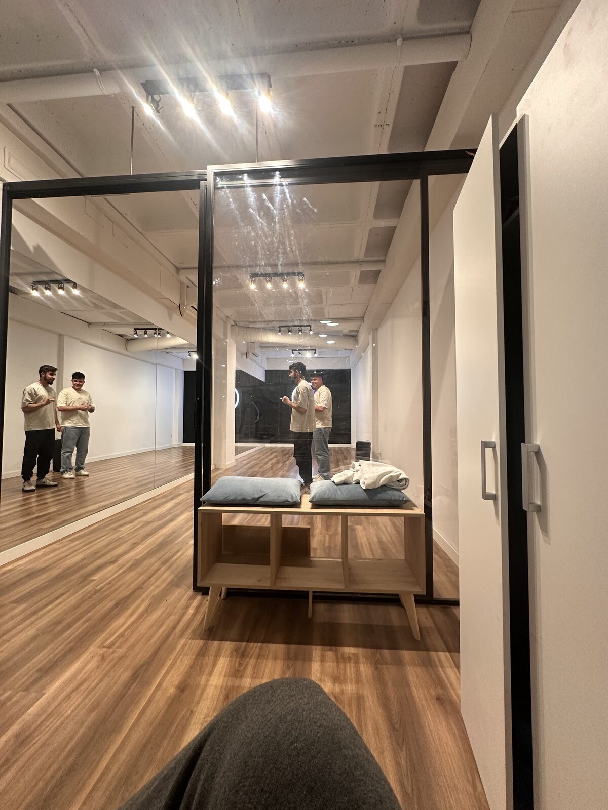 Interior de la academia New Dance Generation en Alcalá de Henares: sala amplia con suelo de madera y pared de espejos