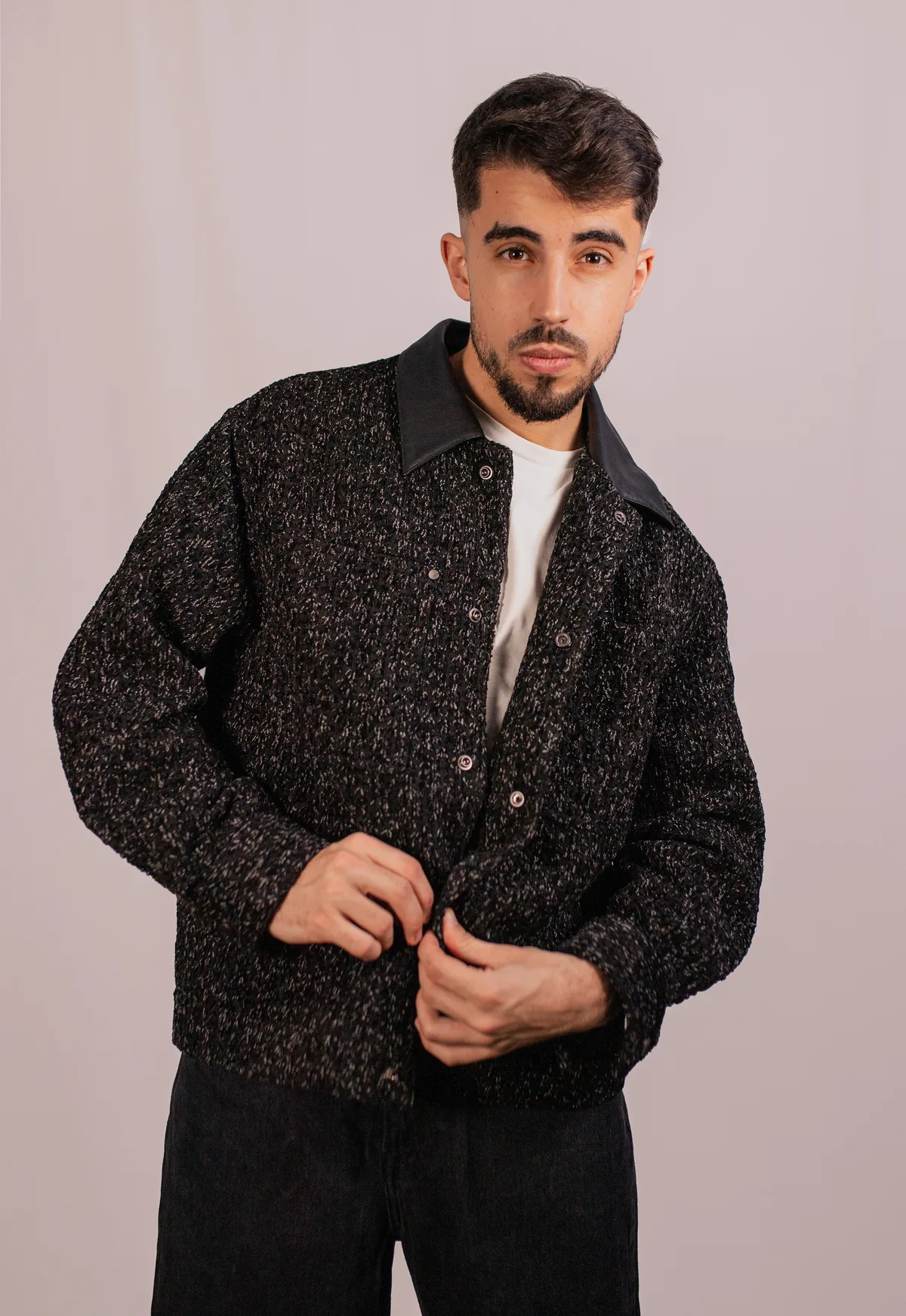 Pablo Tobares, profesor de bachata en Madrid, look elegante con chaqueta tweed